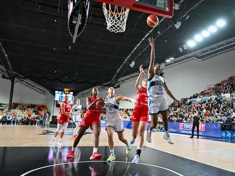 Hráčky slovenskej a poľskej reprezentácie počas basketbalového zápasu kvalifikácie ME 2027 Slovensko - Poľsko