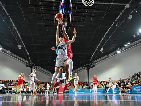 Zľava Nikola Dudášová (Slovensko), Stephanie Mavunga (Poľsko) 