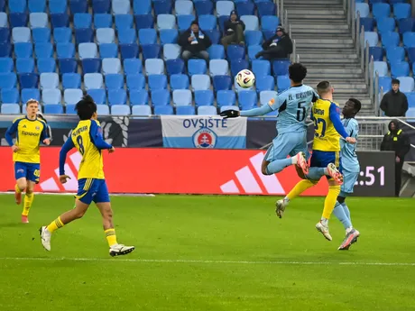 sprava Alasana Yirajang (Slovan), Matej Čurma (Michalovce) a Rahim Ibrahim (Slovan) 