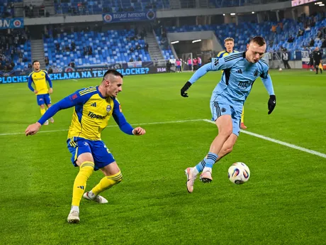 zľava Matej Čurma (Michalovce) a Nino Marcelli (Slovan)