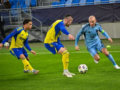 zľava Kai Brosnan, Matej Čurma (obaja Michalovce) a Vladimír Weiss ml. (Slovan) 