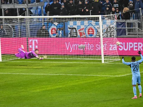 Vľavo brankár Patrik Lukáč (Michalovce) po inkasovaní gólu