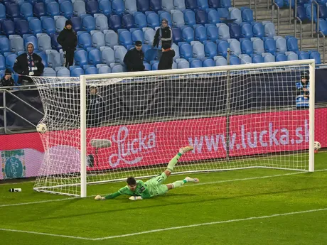 brankár Dominik Takáč (Slovan) po inkasovaní gólu