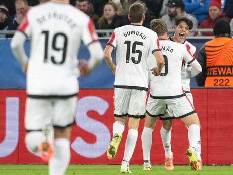 Hráč tímu Rayo Vallecano Fran Pérez(vpravo) sa raduje so spoluhráčmi po strelení gólu 