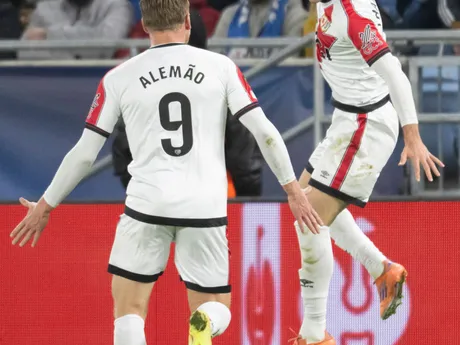 Hráč tímu Rayo Vallecano Fran Pérez(vpravo) sa raduje so spoluhráčom po strelení gólu