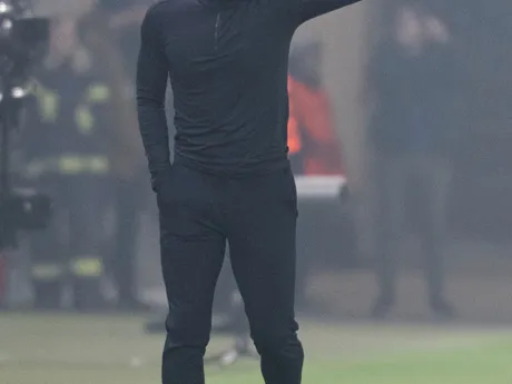 Tréner Vallecana Inigo Perez gestikuluje 