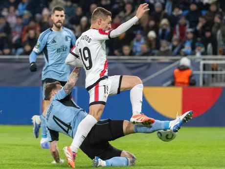 Zľava hráč Slovana Guram Kašia a hráč Vallecana Jorge de Frutos bojujú o loptu