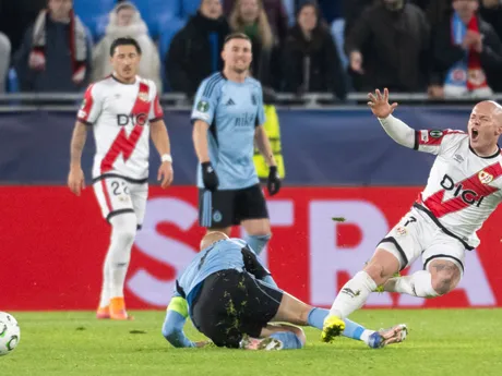 Zľava hráč Slovana Vladimír Weiss ml. a hráč Vallecana Isi Palazón bojujú o loptu