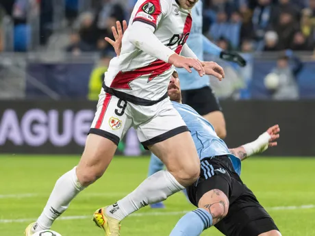 Sprava hráč Slovana Guram Kashia a hráč Vallecana German bojujú o loptu