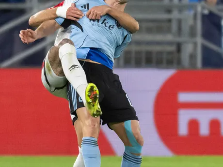 Sprava hráč Slovana Andraž Šporar a hráč Vallecana Florian Lejeune bojujú o loptu