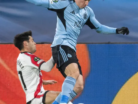 Sprava hráč Slovana Danylo Ignatenko a hráč Vallecana Fran Pérez bojujú o loptu