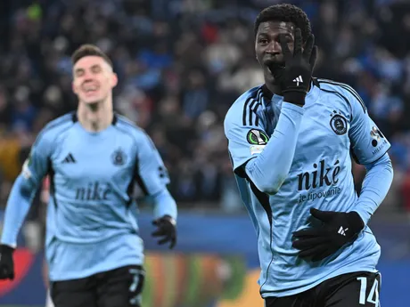 Vpravo hráč Slovana Alasana Yirajang sa raduje z gólu