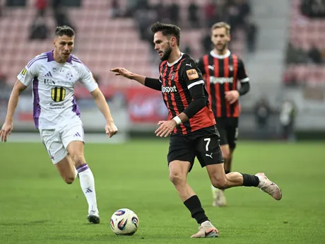 Vpravo hráč Trnavy Stefan Škrbo a hráč Komárna Filip Kiss