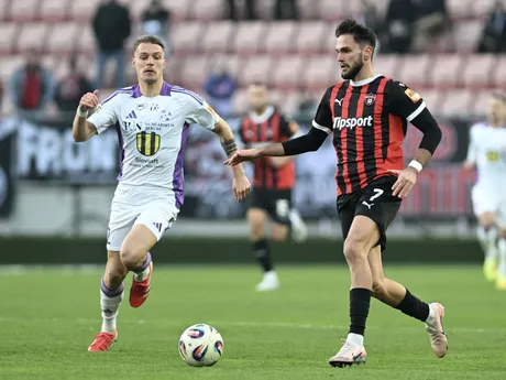 Vpravo hráč Trnavy Stefan Škrbo a hráč Komárna Dominik Žák