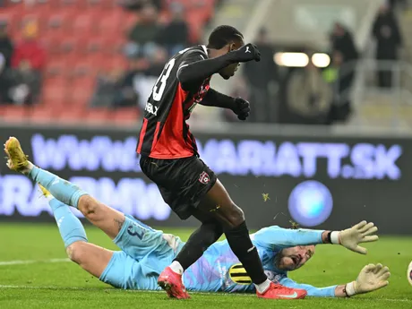 Idjessi Metsoko a brankár Komárna Benjamín Száraz 