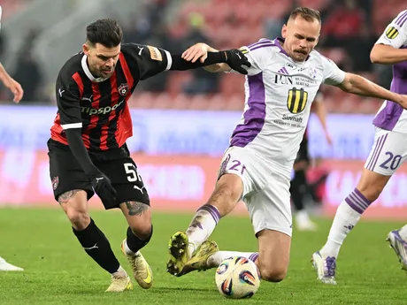 Hráč Trnavy Michal Ďuriš a hráč Komárna Róbert Pillár