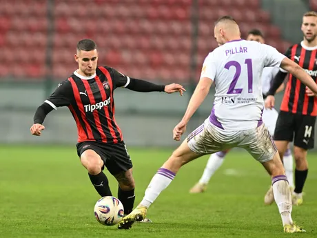 Vľavo hráč Trnavy Timotej Kudlička a hráč Komárna Róbert Pillár