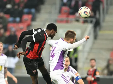 Vľavo hráč Trnavy Abdulrahman Taiwo a hráč Komárna Ondrej Rudzan