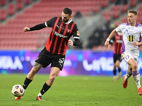 Hráč Trnavy Erik Sabo a hráč Komárna Dominik Žák