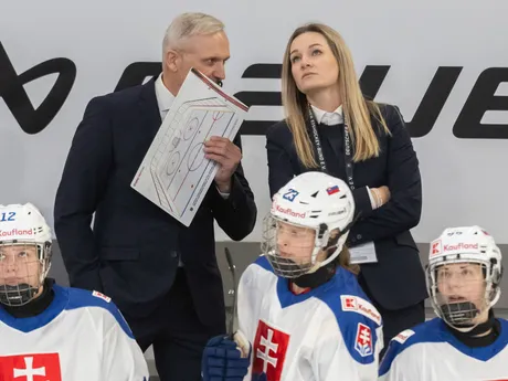 Na snímke hore zľava tréner slovenskej ženskej hokejovej reprezentácie Miroslav Mosnár a asistentka Iveta Frühauf Karafiátová počas zápasu Francúzsko - Slovensko na Nemeckom pohári žien.