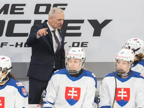 Na snímke tréner slovenskej ženskej hokejovej reprezentácie Miroslav Mosnár (hore) počas zápasu Francúzsko - Slovensko na Nemeckom pohári žien.