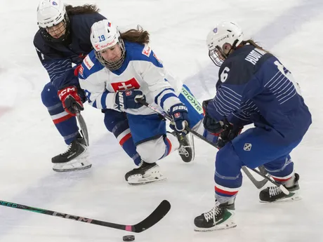 Na snímke uprostred Nikola Rumanová (Slovensko), vľavo Lucie Quartoová a Margot Huot Marchandová (Francúzsko) počas zápasu Francúzsko - Slovensko na Nemeckom pohári žien.