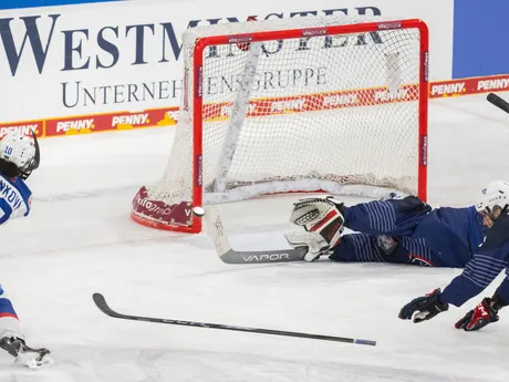 Na snímke zľava Janka Hlinková (Slovensko), brankárka Alice Philbertová a Lore Baudritová (obe Francúzsko) počas zápasu Francúzsko - Slovensko na Nemeckom pohári žien.