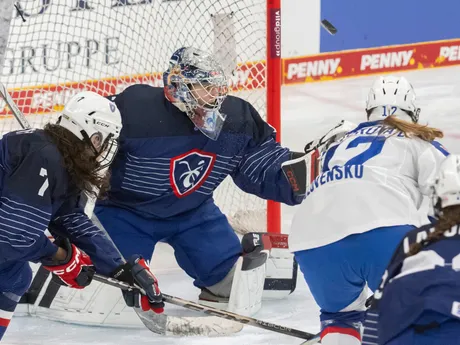 Na snímke sprava Julia Matejková (Slovensko), brankárka Alice Philbertová a Lucie Quartoová (obe Francúzsko) počas zápasu Francúzsko - Slovensko na Nemeckom pohári žien.
