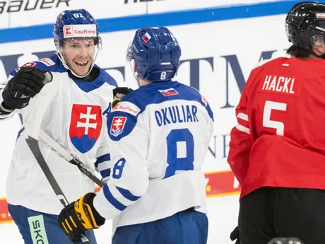 Gólová radosť zľava strelec gólu Matúš Sukeľ, spoluhráč Oliver Okuliar (obaja Slovensko) a Dominic Hackl (Rakúsko) 