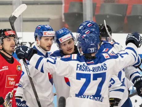 Gólová radosť slovenských hokejistov počas zápasu na Nemeckom pohári medzi Slovenskom a Rakúskom 