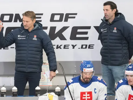 Zľava hore tréner hokejistov Slovenska Vladimír Országh, asistent Ivan Majeský, zľava dole kapitán Marek Hrivík a Peter Cehlárik