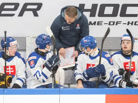 Hore tréner hokejistov Slovenska Vladimír Országh a dole zľava Oliver Okuliar, Martin Faško-Rudáš, Viliam Čacho a Alex Čiernik