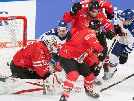 Gól strieľa sprava Matúš Sukeľ (Slovensko), Bernd Wolf, Peter Schneider (obaja Rakúsko), Sebastian Čederle (Slovensko) a brankár David Kickert (Rakúsko)