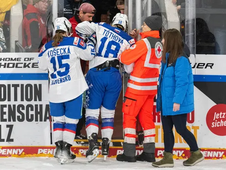Uprostred odchádza z ľadu Ema Tóthová (Slovensko), pomáha jej spoluhráčka Romana Košecká počas zápasu Nemecko - Slovensko