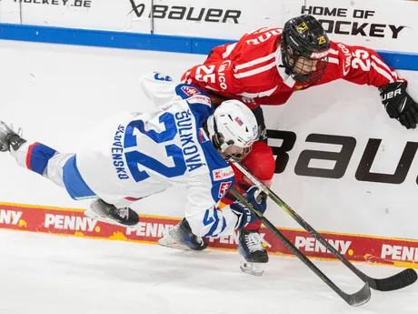 Zľava Laura Sulíková (Slovensko) a Laura Klugeová (Nemecko) počas zápasu Nemecko - Slovensko 