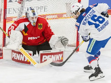 Sprava Nikola Nemčeková (Slovensko) a brankárka Lisa Hemmerleová (Nemecko) počas zápasu Nemecko - Slovensko