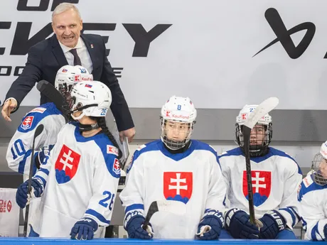 Hore tréner slovenských hokejistiek Miroslav Mosnár počas zápasu Nemecko - Slovensko 