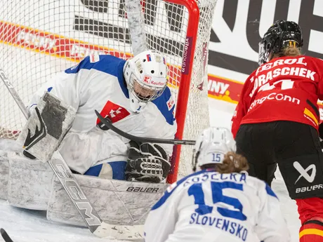 Zľava brankárka Lívia Debnárová, Romana Košecká (obe Slovensko) a Nicola Hadrascheková-Eisenschmidová (Nemecko)
