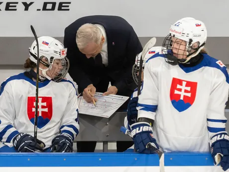 Na snímke Nikola Nemčeková, tréner slovenských hokejistiek Miroslav Mosnár a Laura Jancsoová 
