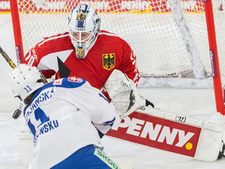 V popredí v šanci Emília Leskovjanská (Slovensko) a v pozadí branárka Lisa Hemmerleová (Nemecko) 