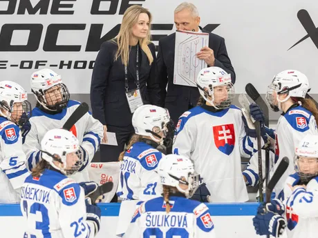 Na snímke hore sprava slovenských hokejistiek Miroslav Mosnár a jeho asistentka Iveta Frühauf Karafiátová
