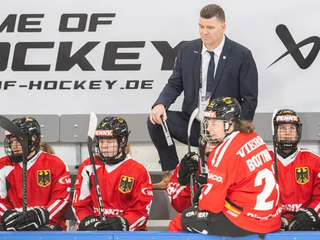 Tréner nemeckých hokejistiek Jeff Macleod počas zápasu Nemecko - Slovensko