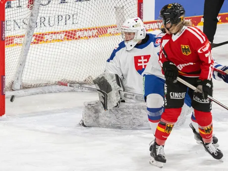 Na snímke vyrovnávajúci gól na 2:2, zľava prekonaná brankárka Lívia Debnárová (Slovensko) a Anne Bartschová (Nemecko) 