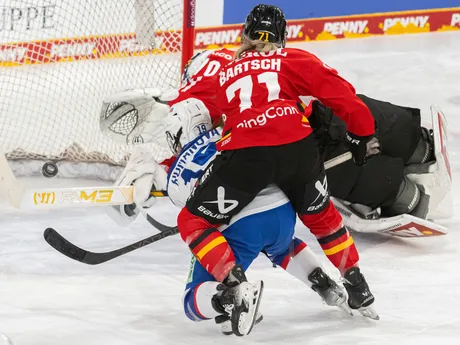 Vľavo Nikola Rumanová (Slovensko) strieľa gól na 1:1, bráni ju Anne Bartschová a v pozadí brankárka Lisa Hemmerleová (obe Nemecko) 