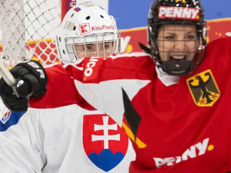 Vyrovnávajúci gól na 2:2, zľava prekonaná brankárka Lívia Debnárová (Slovensko) a Anne Bartschová (Nemecko)