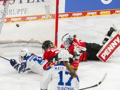 Vľavo Nikola Rumanová (Slovensko) strieľa gól na 1:1, bráni ju Anne Bartschová a brankárka Lisa Hemmerleová (obe Nemecko), v popredí Júlia Matejková (Slovensko)