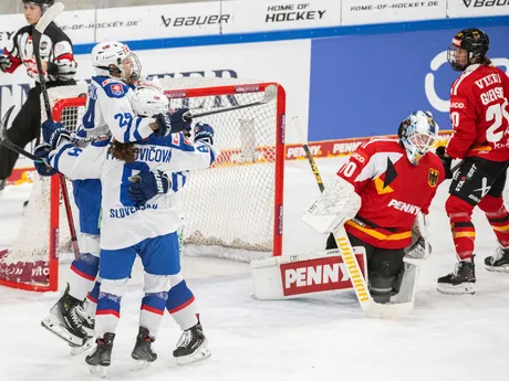 Vľavo Simone Martina Bednáriková (Slovensko) sa teší so spoluhráčkami z gólu na 2:1 pre Slovensko, druhá vpravo prekonaná brankárka Lisa Hemmerleová a jej spoluhráčka Daria Gleissnerová (obe Nemecko) 