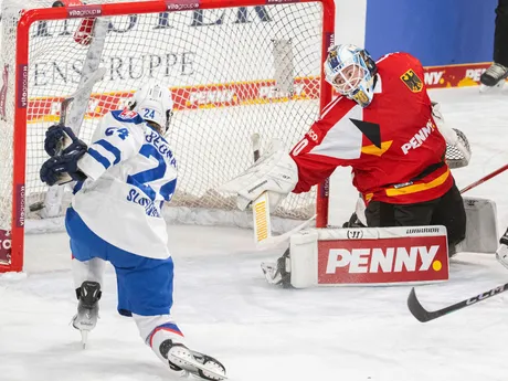 Vľavo Simone Martina Bednáriková (Slovensko) strieľa gól na 2:1 pre Slovensko, vpravo brankárka Lisa Hemmerleová (Nemecko) 