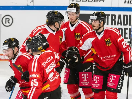 Na snímke gólová radosť nemeckých hokejistov počas hokejového zápasu Nemeckého pohára  Nemecko - Slovensko v nemeckom Landshute 9. novembra 2025. FOTO TASR - Martin Baumann

- šport
- hokej
- Landshut 
- Nemecký
- pohár 
- turnaj
- slovaciká
- muži
- Nemecko
- Slovensko