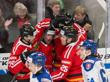 Na snímke gólová radosť nemeckých hokejistov počas hokejového zápasu Nemeckého pohára  Nemecko - Slovensko v nemeckom Landshute 9. novembra 2025. FOTO TASR - Martin Baumann

- šport
- hokej
- Landshut 
- Nemecký
- pohár 
- turnaj
- slovaciká
- muži
- Nemecko
- Slovensko